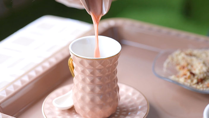 ترامس روز | طريقة تحضير الشاي الكشميري - صب الشاي الوردي في الفنجان